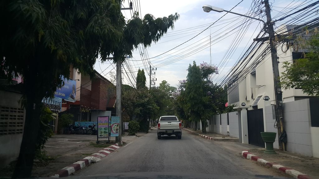 ภาพถนนตรงที่ เซเลบบิวตี้ บายอันๆ ตั้งอยู่ ถ่ายโดย jrcarlsen พ.ศ. 2560 (2017) · A street-level view of where เซเลบบิวตี้ บายอันๆ · Selepbioti Baianan stands, by jrcarlsen in 2560 (2017)