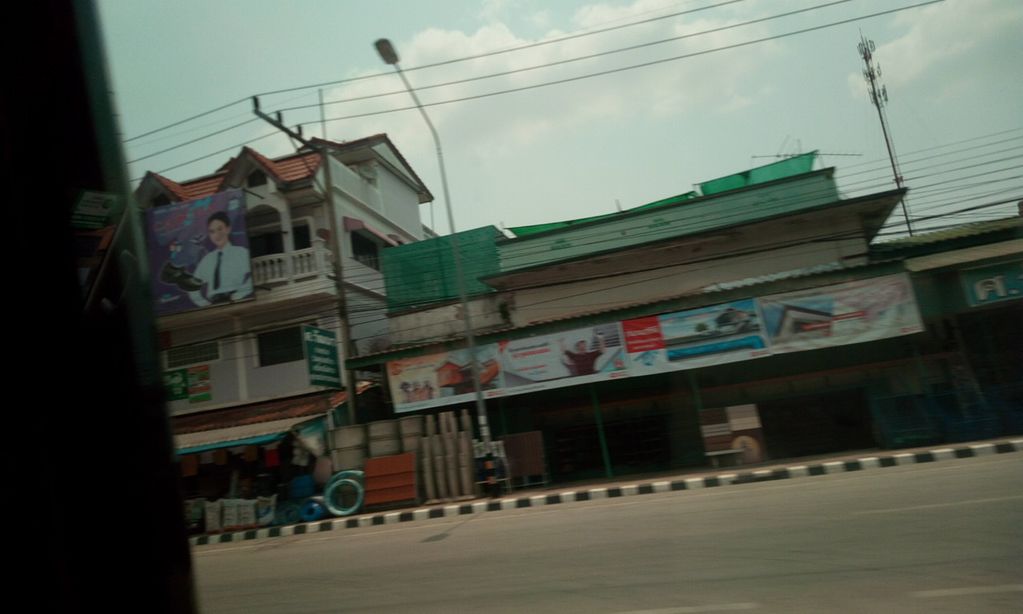 ภาพถนนตรงที่ ร้านจิระภัณฑ์ บ้านปล้อง ตั้งอยู่ ถ่ายโดย ozflor พ.ศ. 2562 (2019) · A street-level view of where ร้านจิระภัณฑ์ บ้านปล้อง · Ran Chira Phan Ban Palong stands, by ozflor in 2562 (2019)