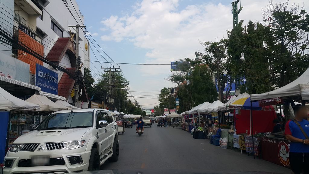 ภาพถนนตรงที่ ของดีมาบอก ตั้งอยู่ ถ่ายโดย jrcarlsen พ.ศ. 2560 (2017) · A street-level view of where ของดีมาบอก · Khongdimapok stands, by jrcarlsen in 2560 (2017)