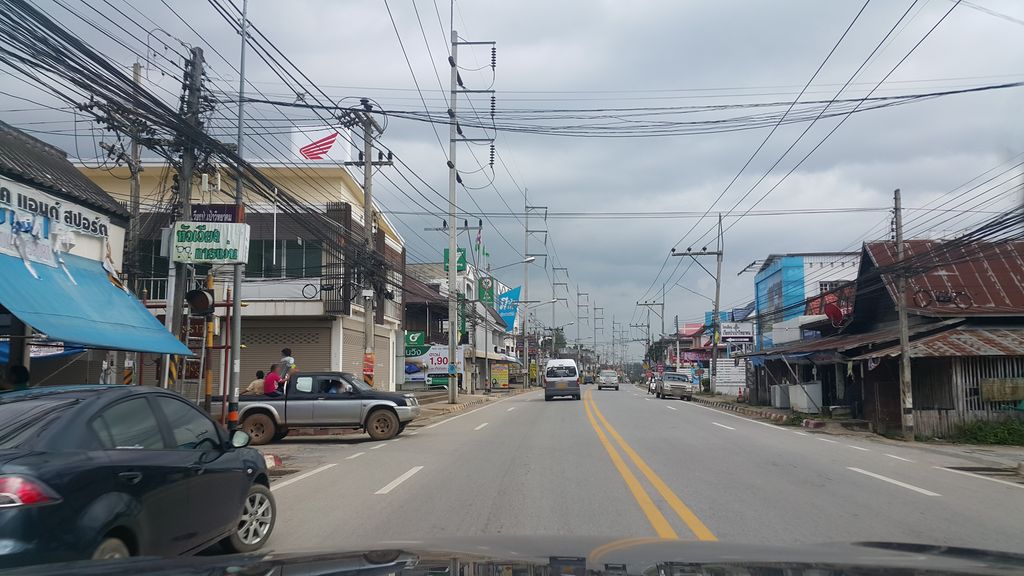 ภาพถนนตรงที่ ธนาคารไทยเครดิต ตั้งอยู่ ถ่ายโดย jrcarlsen พ.ศ. 2559 (2016) · A street-level view of where ธนาคารไทยเครดิต · Thai Khredit Bank stands, by jrcarlsen in 2559 (2016)