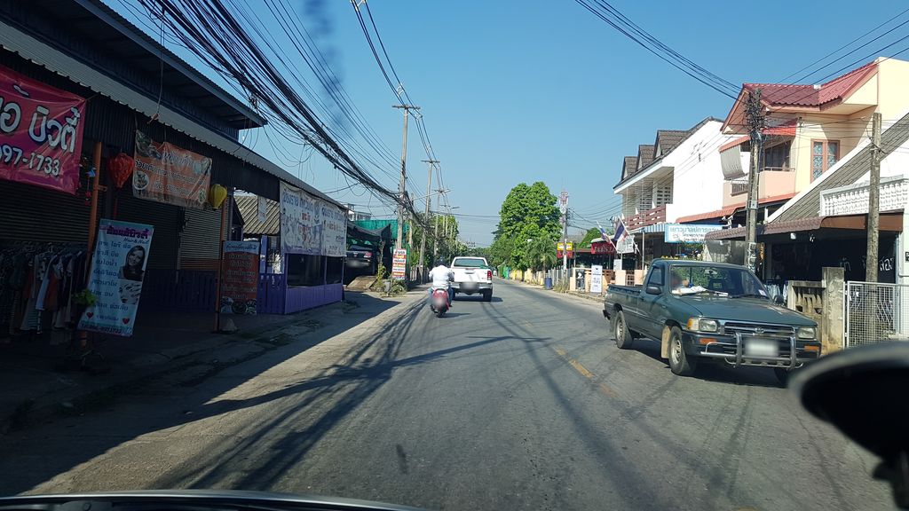 ภาพถนนตรงที่ ห้องเสื้อนาฏยศิลป์ ตั้งอยู่ ถ่ายโดย igorzo พ.ศ. 2562 (2019) · A street-level view of where ห้องเสื้อนาฏยศิลป์ · Hongsuea Natya Sin stands, by igorzo in 2562 (2019)