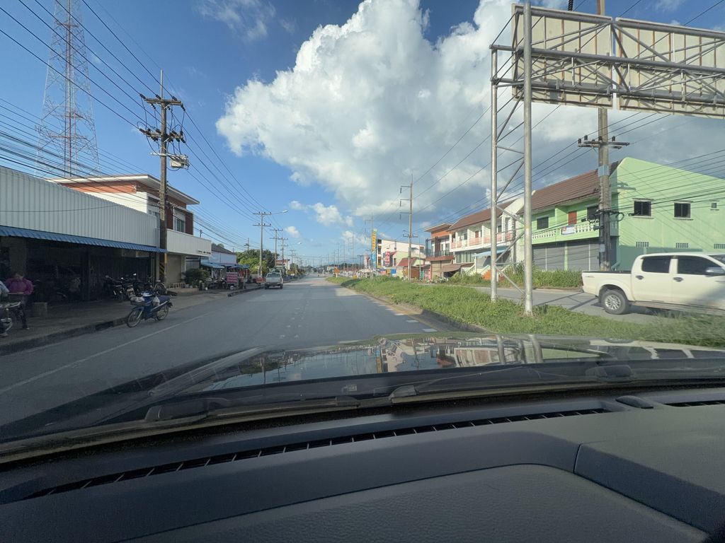 ภาพถนนตรงที่ กาแฟโรงรถ Coffee Bar ตั้งอยู่ ถ่ายโดย Peeramod พ.ศ. 2569 (2026) · A street-level view of where กาแฟโรงรถ Coffee Bar stands, by Peeramod in 2569 (2026)