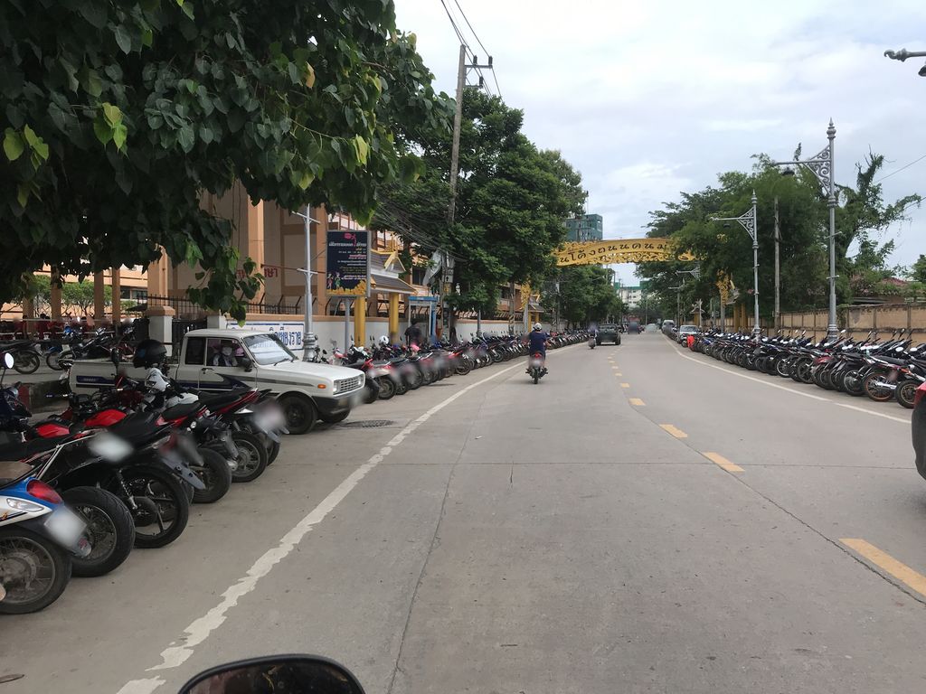 ภาพถนนตรงที่ ร้านวุ้นเชียงราย by กอ-ย่า ตั้งอยู่ ถ่ายโดย kiw พ.ศ. 2561 (2018) · A street-level view of where ร้านวุ้นเชียงราย by กอ-ย่า · Ran Wun Chiang Rai By Ko-ya stands, by kiw in 2561 (2018)
