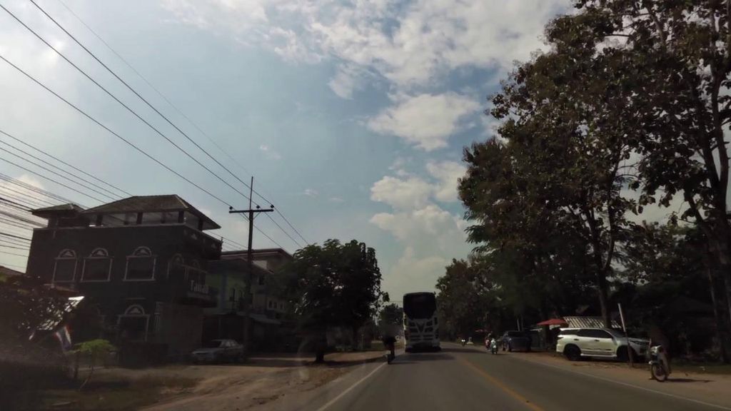 ภาพถนนตรงที่ บ้านบนดอย ตึกขาว ตั้งอยู่ ถ่ายโดย toffy พ.ศ. 2561 (2018) · A street-level view of where บ้านบนดอย ตึกขาว · Ban Bon Doi Tuekkhao stands, by toffy in 2561 (2018)