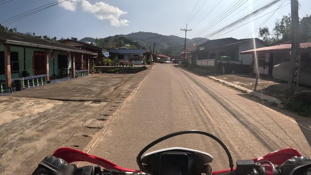 ภาพถนนตรงที่ บ้านห้วยน้ำขุ่น ตั้งอยู่ ถ่ายโดย julcnx พ.ศ. 2567 (2024) · A street-level view of where บ้านห้วยน้ำขุ่น · Ban Huai Nam Khun stands, by julcnx in 2567 (2024)