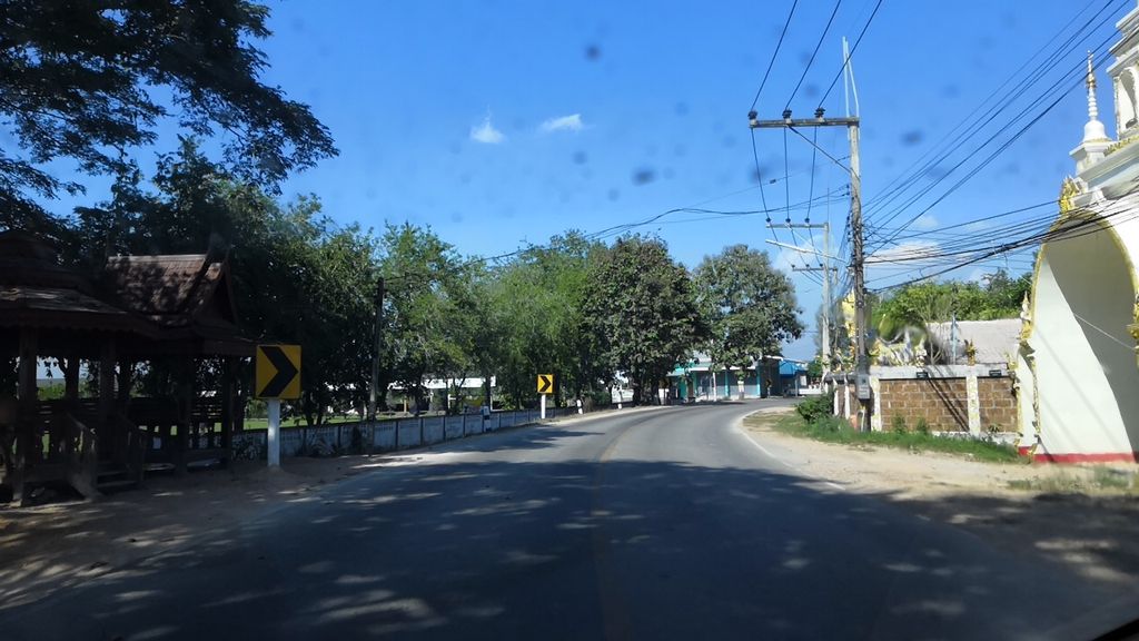 ภาพถนนตรงที่ บ้านสวนเพาะรัก ตั้งอยู่ ถ่ายโดย charlesano พ.ศ. 2561 (2018) · A street-level view of where บ้านสวนเพาะรัก · Ban Suan Phorak stands, by charlesano in 2561 (2018)