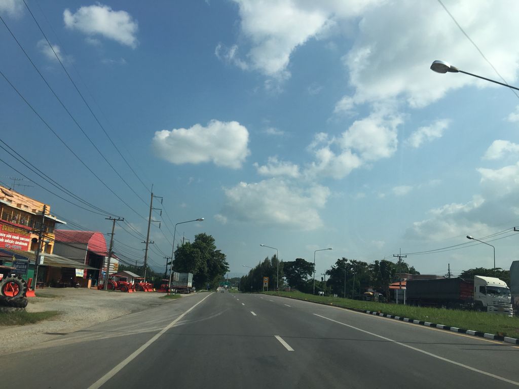 ภาพถนนตรงที่ พานยานยนต์ ตั้งอยู่ ถ่ายโดย wapriz พ.ศ. 2561 (2018) · A street-level view of where พานยานยนต์ · Phan Yanyon stands, by wapriz in 2561 (2018)