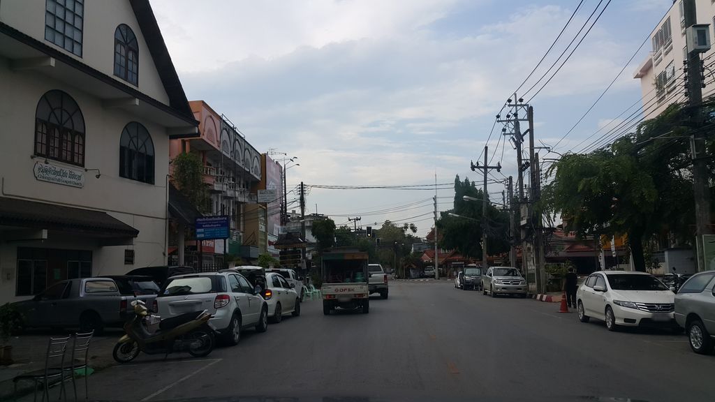 ภาพถนนตรงที่ ซูโก้ยราเมน เชียงราย ตั้งอยู่ ถ่ายโดย jrcarlsen พ.ศ. 2560 (2017) · A street-level view of where ซูโก้ยราเมน เชียงราย · Sugoi Ramen Chiang Rai stands, by jrcarlsen in 2560 (2017)
