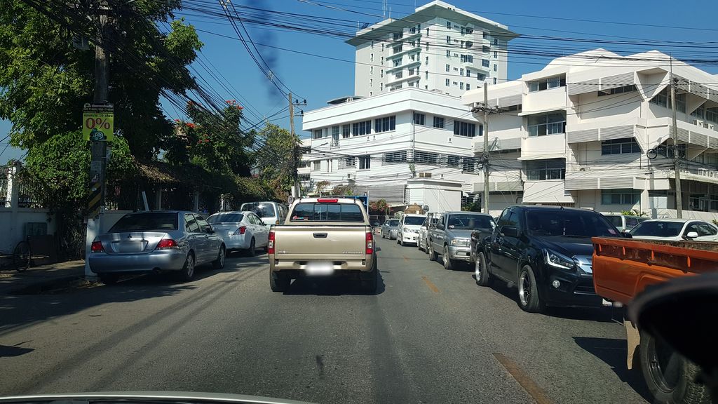 ภาพถนนตรงที่ Mini coffee ตั้งอยู่ ถ่ายโดย igorzo พ.ศ. 2562 (2019) · A street-level view of where Mini coffee stands, by igorzo in 2562 (2019)