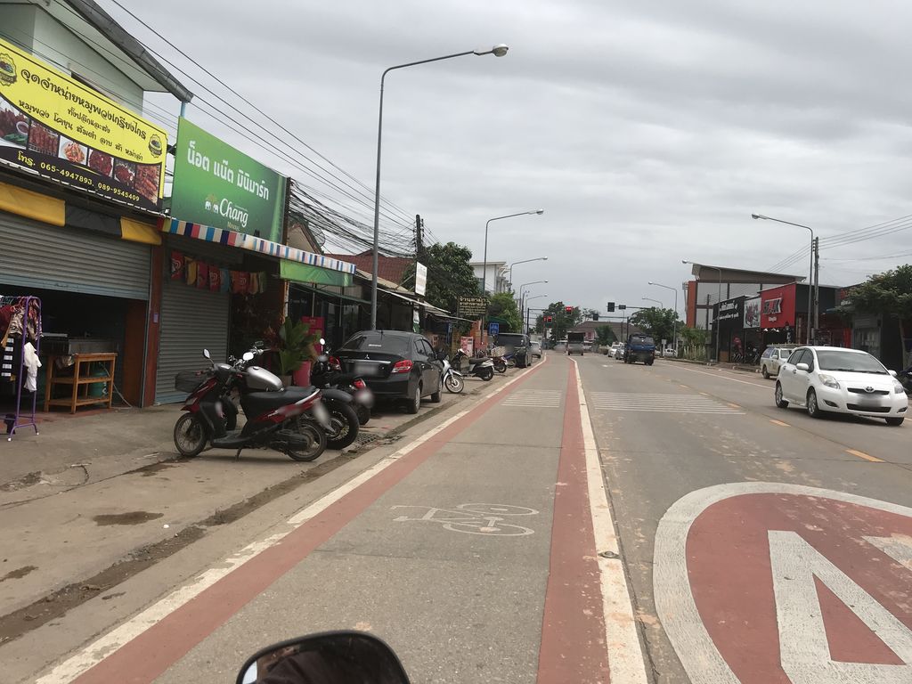 ภาพถนนตรงที่ O.shi.cafe ตั้งอยู่ ถ่ายโดย kiw พ.ศ. 2561 (2018) · A street-level view of where O.shi.cafe stands, by kiw in 2561 (2018)