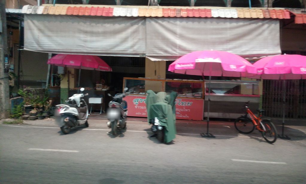 ภาพถนนตรงที่ ก๋วยเตี๋ยวดังดังตลาดป่าก่อเชียงราย ตั้งอยู่ ถ่ายโดย ozflor พ.ศ. 2562 (2019) · A street-level view of where ก๋วยเตี๋ยวดังดังตลาดป่าก่อเชียงราย · Kuaitiao Dang Dang Talat Pa Ko Chiang Rai stands, by ozflor in 2562 (2019)