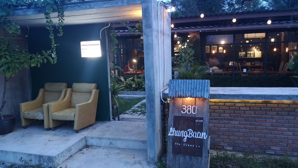 ภาพถนนตรงที่ Lhungbaan /หลังบ้าน เชียงของ ตั้งอยู่ ถ่ายโดย tata64 พ.ศ. 2564 (2021) · A street-level view of where Lhungbaan /หลังบ้าน เชียงของ stands, by tata64 in 2564 (2021)
