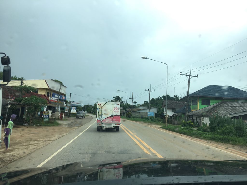 ภาพถนนตรงที่ ติ๋ม ยางยนต์ ตั้งอยู่ ถ่ายโดย wapriz พ.ศ. 2561 (2018) · A street-level view of where ติ๋ม ยางยนต์ · Tim Yangyon stands, by wapriz in 2561 (2018)