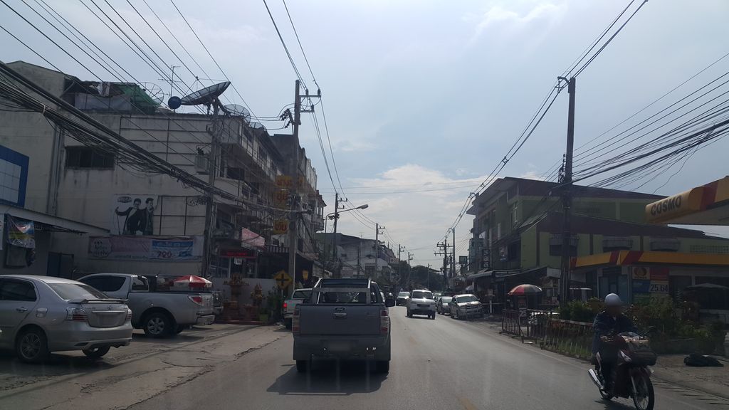 ภาพถนนตรงที่ เลมอน คอมพิวเตอร์ ตั้งอยู่ ถ่ายโดย jrcarlsen พ.ศ. 2560 (2017) · A street-level view of where เลมอน คอมพิวเตอร์ · Lemon Computer stands, by jrcarlsen in 2560 (2017)