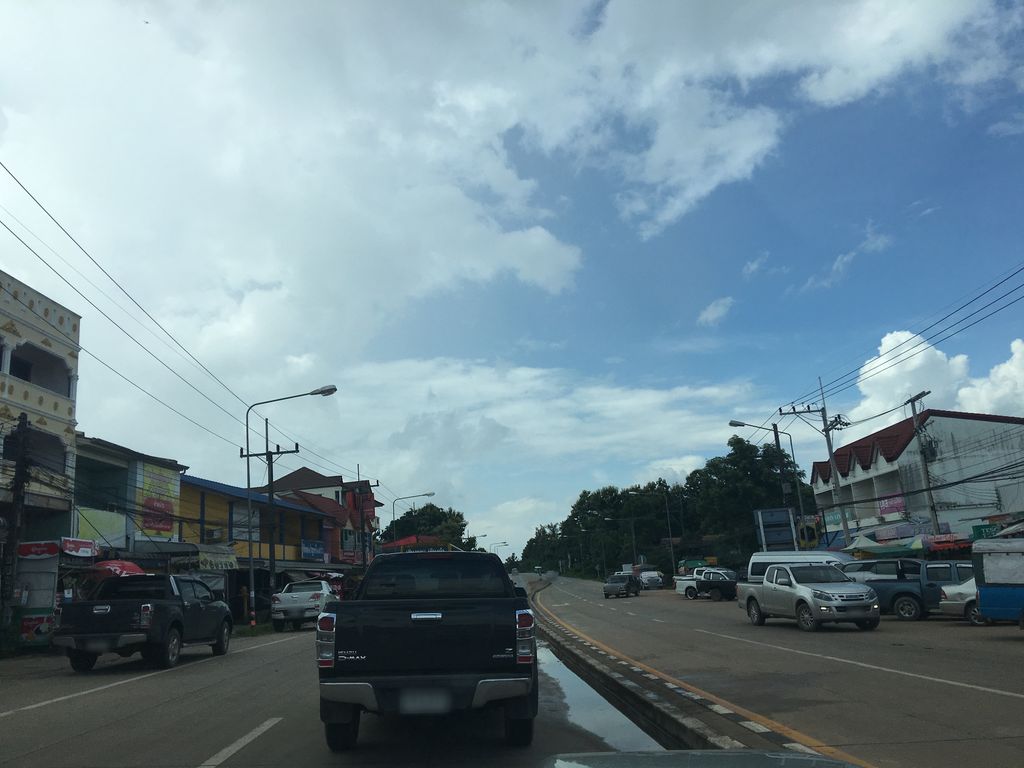 ภาพถนนตรงที่ Atm ธนาคารออมสิน ตลาดสดตำบลห้วยสัก ตั้งอยู่ ถ่ายโดย wapriz พ.ศ. 2561 (2018) · A street-level view of where Atm ธนาคารออมสิน ตลาดสดตำบลห้วยสัก stands, by wapriz in 2561 (2018)