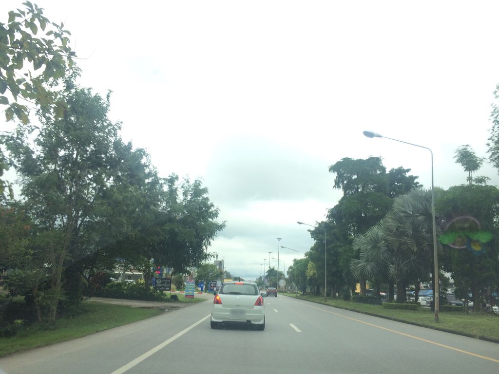 ภาพถนนตรงที่ Kerry Express ตั้งอยู่ ถ่ายโดย prasert พ.ศ. 2559 (2016) · A street-level view of where Kerry Express stands, by prasert in 2559 (2016)