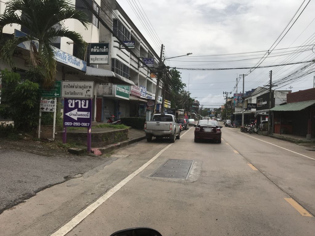 ภาพถนนตรงที่ คลินิกศัลยกรรมตกแต่งเชียงราย หมอวิธาน ตั้งอยู่ ถ่ายโดย kiw พ.ศ. 2561 (2018) · A street-level view of where คลินิกศัลยกรรมตกแต่งเชียงราย หมอวิธาน · Sanyakrarom Toktaeng Chiang Rai Mo Withan Clinic stands, by kiw in 2561 (2018)