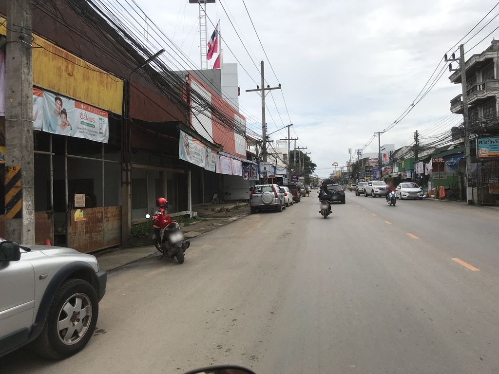 ภาพถนนตรงที่ LDC Dental เชียงราย ตั้งอยู่ ถ่ายโดย kiw พ.ศ. 2561 (2018) · A street-level view of where LDC Dental เชียงราย stands, by kiw in 2561 (2018)