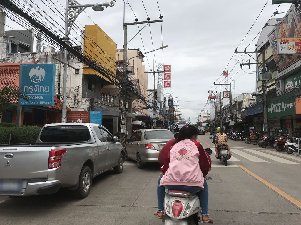 ภาพถนนตรงที่ Simply Exchange สิริพัฒนพงษ์ ตั้งอยู่ ถ่ายโดย kiw พ.ศ. 2561 (2018) · A street-level view of where Simply Exchange สิริพัฒนพงษ์ stands, by kiw in 2561 (2018)