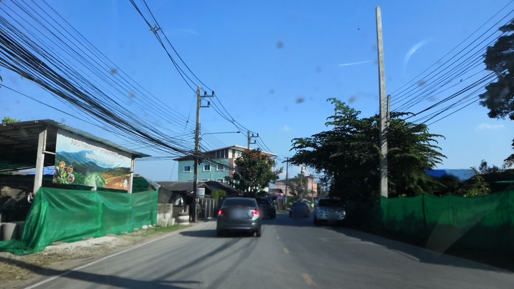 ภาพถนนตรงที่ Chai100% Racing Shop Chiangrai E85 ตั้งอยู่ ถ่ายโดย charlesano พ.ศ. 2561 (2018) · A street-level view of where Chai100% Racing Shop Chiangrai E85 stands, by charlesano in 2561 (2018)