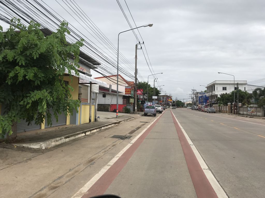 ภาพถนนตรงที่ สมิหลาข้าวแกงเชียงราย ตั้งอยู่ ถ่ายโดย kiw พ.ศ. 2561 (2018) · A street-level view of where สมิหลาข้าวแกงเชียงราย · Sami La Khaokaeng Chiang Rai stands, by kiw in 2561 (2018)