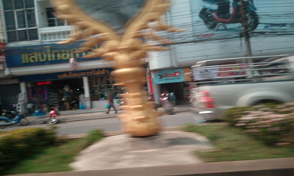 ภาพถนนตรงที่ The Thai Massage ChiangRai ตั้งอยู่ ถ่ายโดย ozflor พ.ศ. 2562 (2019) · A street-level view of where The Thai Massage ChiangRai stands, by ozflor in 2562 (2019)