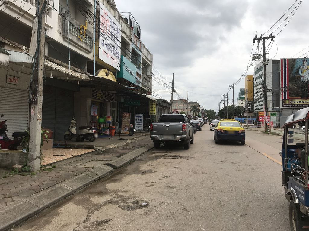 ภาพถนนตรงที่ ร้านแว่นตากลมกลม โดย นักทัศนมาตร ตั้งอยู่ ถ่ายโดย kiw พ.ศ. 2561 (2018) · A street-level view of where ร้านแว่นตากลมกลม โดย นักทัศนมาตร · Ran Waen Taklom Klom Doi Nakthatnamat stands, by kiw in 2561 (2018)