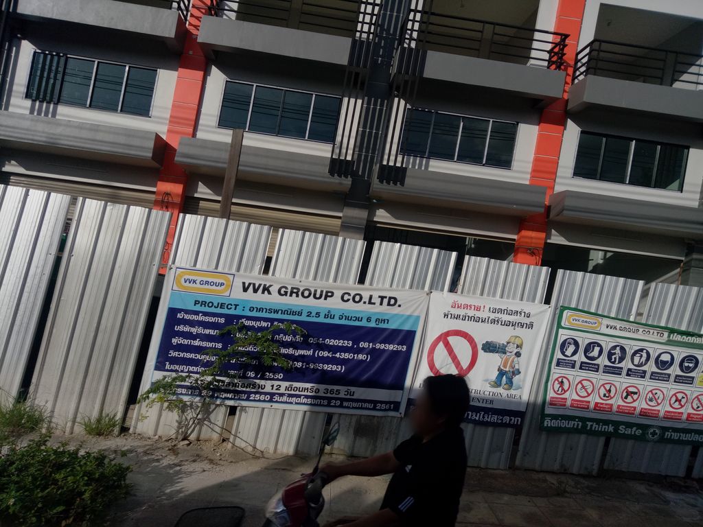 ภาพถนนตรงที่ เท็ดดี้แคมป์ ตั้งอยู่ ถ่ายโดย chananthida พ.ศ. 2561 (2018) · A street-level view of where เท็ดดี้แคมป์ · Thetdikhaem stands, by chananthida in 2561 (2018)
