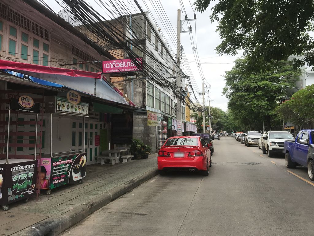 ภาพถนนตรงที่ วัดกลางเวียง ตั้งอยู่ ถ่ายโดย kiw พ.ศ. 2561 (2018) · A street-level view of where วัดกลางเวียง · Wat Klangwiang stands, by kiw in 2561 (2018)