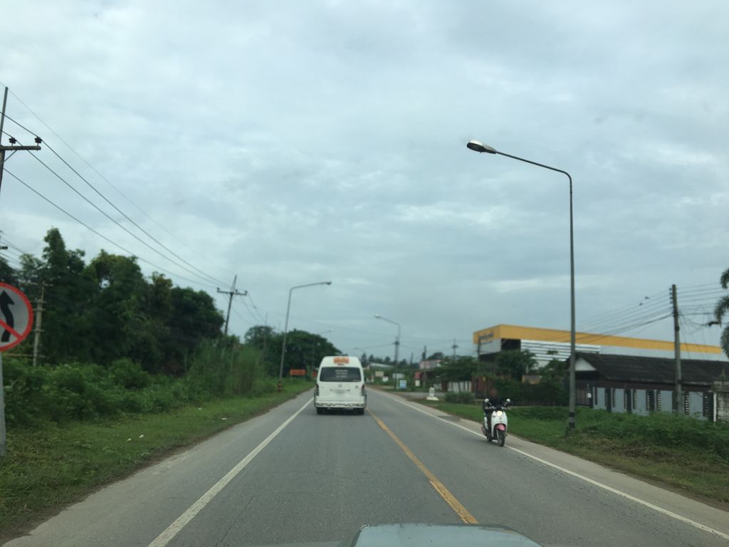 ภาพถนนตรงที่ ชิวเอ้าส์ ตั้งอยู่ ถ่ายโดย wapriz พ.ศ. 2561 (2018) · A street-level view of where ชิวเอ้าส์ · Chioao stands, by wapriz in 2561 (2018)