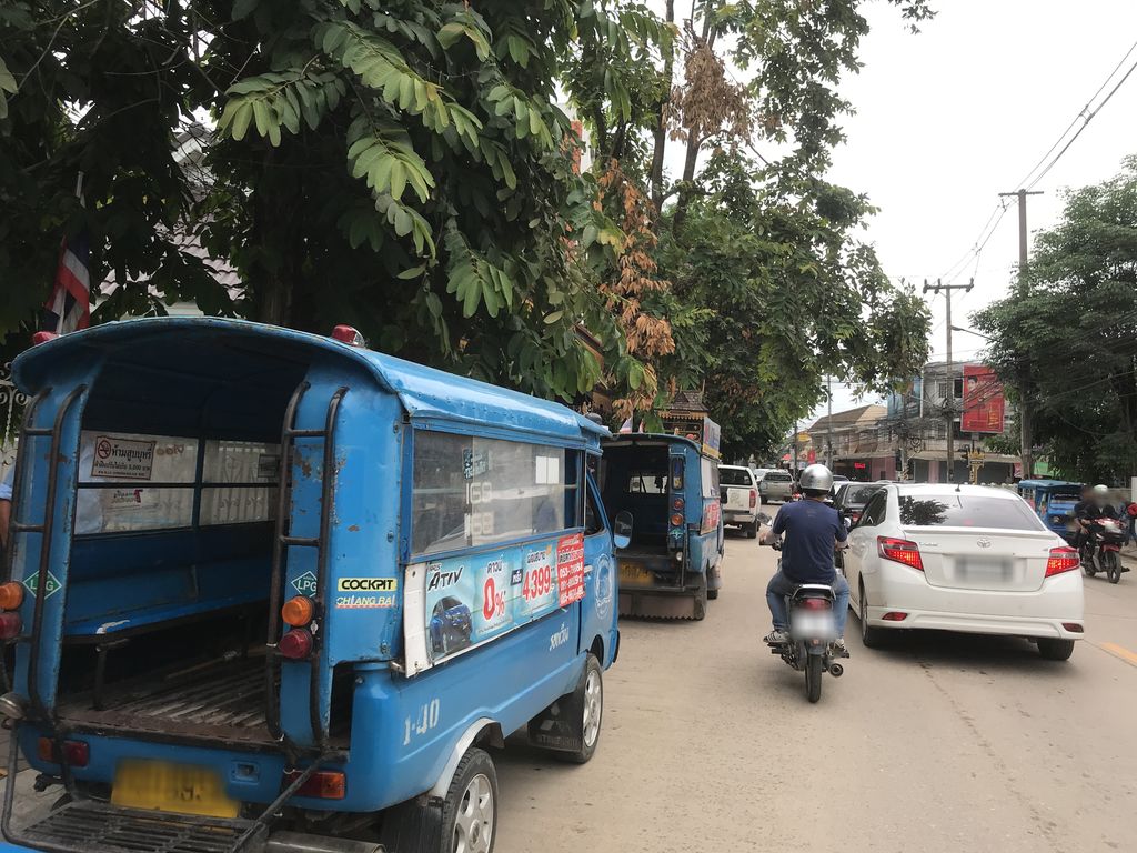 ภาพถนนตรงที่ คลินิก พญ.อรพิน ตั้งอยู่ ถ่ายโดย kiw พ.ศ. 2561 (2018) · A street-level view of where คลินิก พญ.อรพิน · Phon.onphin Clinic stands, by kiw in 2561 (2018)