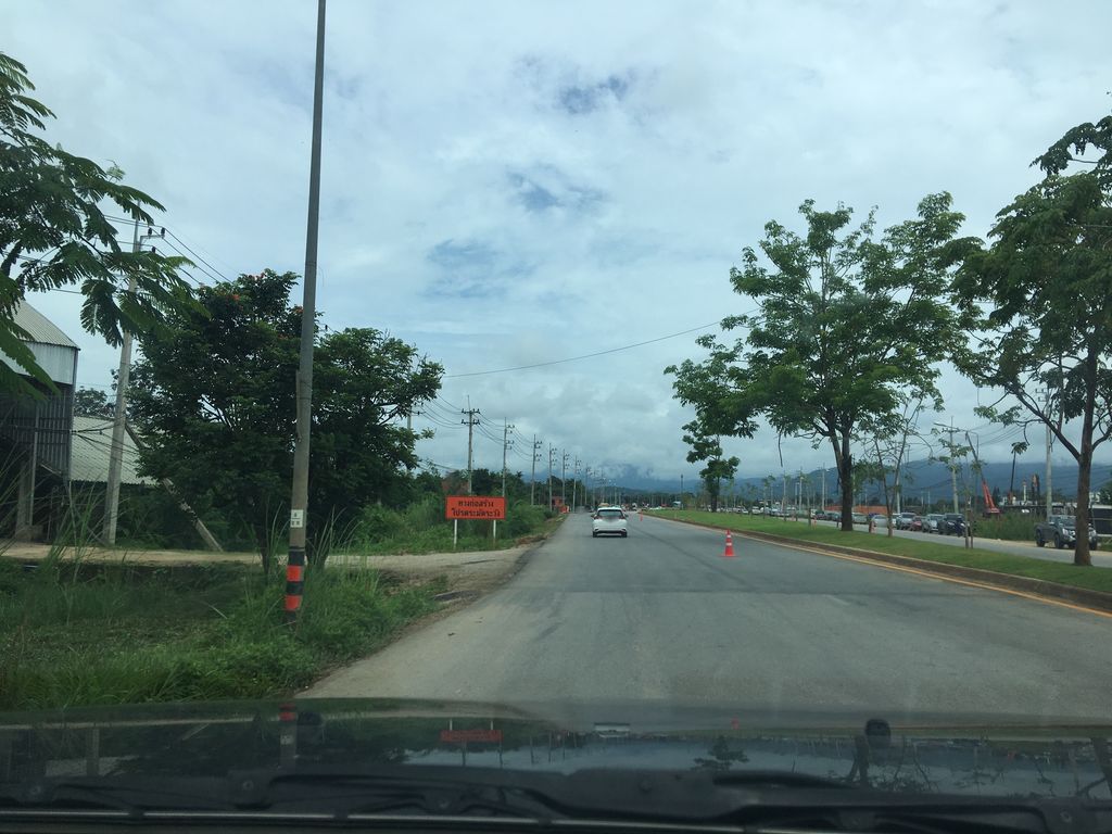 ภาพถนนตรงที่ ลุงพินไม้ยูคาเชียงราย ตั้งอยู่ ถ่ายโดย wapriz พ.ศ. 2561 (2018) · A street-level view of where ลุงพินไม้ยูคาเชียงราย · Lung Phin Maikha Chiang Rai stands, by wapriz in 2561 (2018)