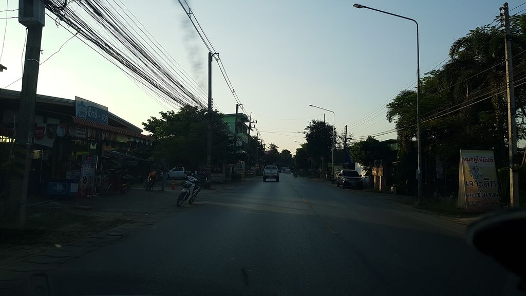 ภาพถนนตรงที่ Hairzone ตั้งอยู่ ถ่ายโดย igorzo พ.ศ. 2562 (2019) · A street-level view of where Hairzone stands, by igorzo in 2562 (2019)