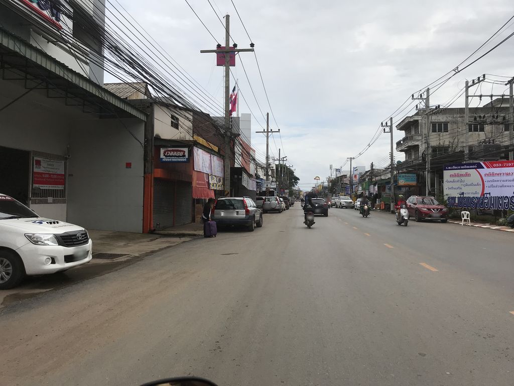 ภาพถนนตรงที่ โกวิทโภชนาเปลี่ยนชื่อเป็น"ครัวตะวันแลงbyเชฟโกวิท" ตั้งอยู่ ถ่ายโดย kiw พ.ศ. 2561 (2018) · A street-level view of where โกวิทโภชนาเปลี่ยนชื่อเป็น"ครัวตะวันแลงbyเชฟโกวิท" · Kwotha Photna Plianchue Pen"khruatawanlaengbychepkwotha" stands, by kiw in 2561 (2018)