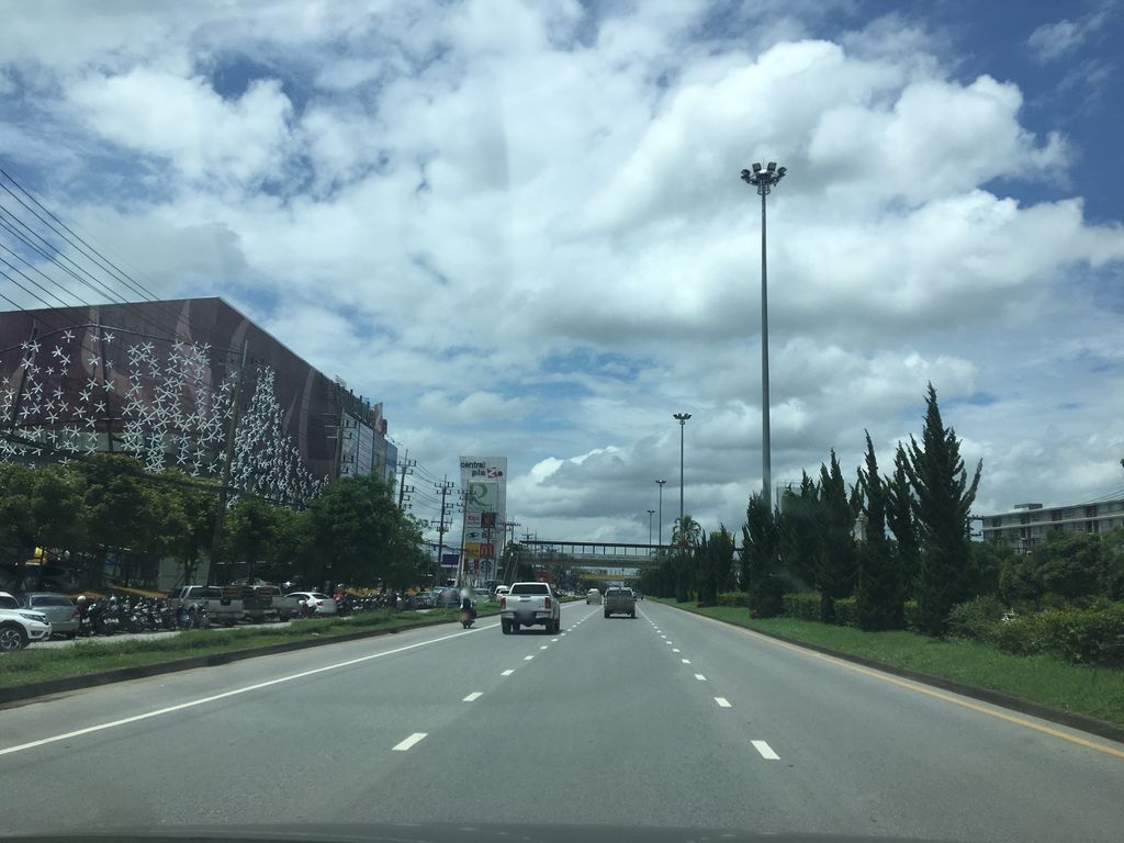 ภาพถนนตรงที่ อีฟ โรเช ตั้งอยู่ ถ่ายโดย wapriz พ.ศ. 2561 (2018) · A street-level view of where อีฟ โรเช · Ip Roche stands, by wapriz in 2561 (2018)