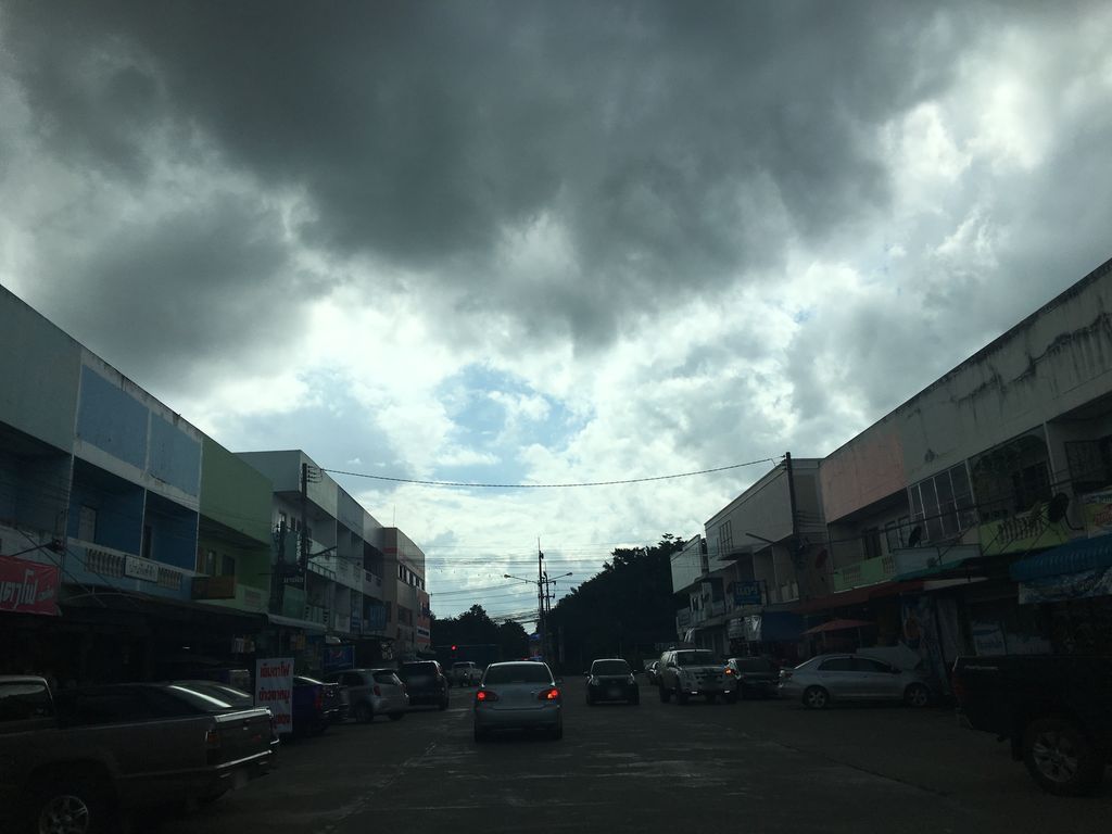 ภาพถนนตรงที่ ร้านเล็กดีกรี-ส้มตำยำตกครก ตั้งอยู่ ถ่ายโดย wapriz พ.ศ. 2561 (2018) · A street-level view of where ร้านเล็กดีกรี-ส้มตำยำตกครก · Ran Lek Dikri-Som Tam Yam Tok Khrok stands, by wapriz in 2561 (2018)
