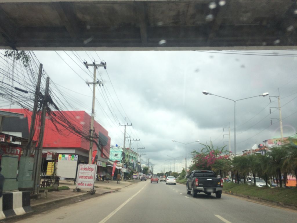 ภาพถนนตรงที่ นมกรุงฯ ตั้งอยู่ ถ่ายโดย prasert พ.ศ. 2559 (2016) · A street-level view of where นมกรุงฯ · Nomkrung stands, by prasert in 2559 (2016)