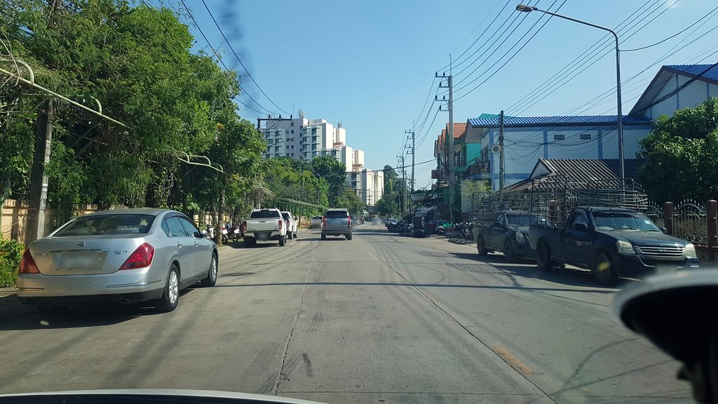 ภาพถนนตรงที่ คอนเสิร์ตใกล้ฉัน ตั้งอยู่ ถ่ายโดย igorzo พ.ศ. 2562 (2019) · A street-level view of where คอนเสิร์ตใกล้ฉัน · Khonsoet Klaichan stands, by igorzo in 2562 (2019)