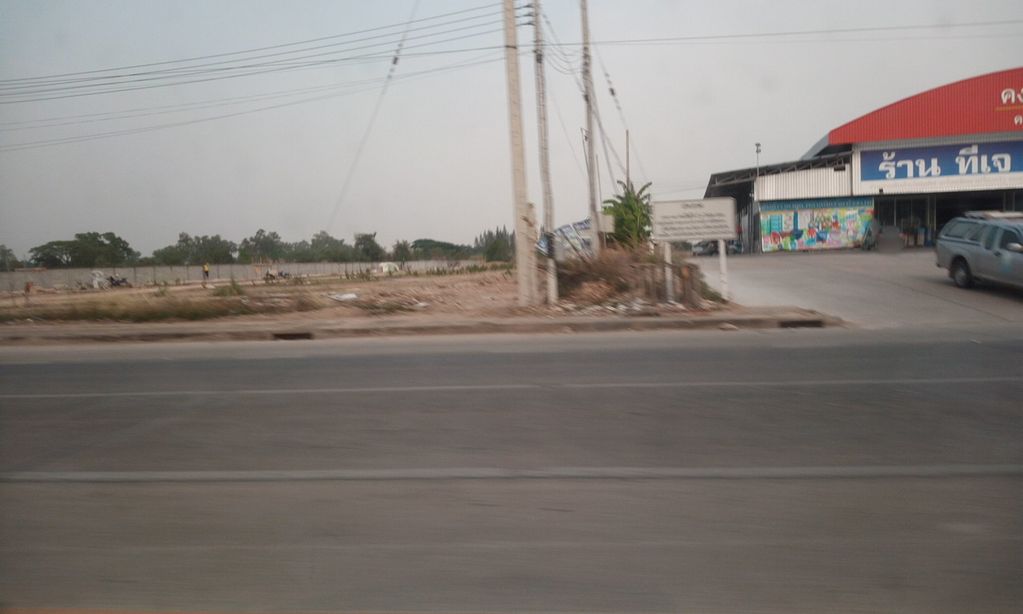 ภาพถนนตรงที่ Tamiya Chiang Rai ตั้งอยู่ ถ่ายโดย ozflor พ.ศ. 2562 (2019) · A street-level view of where Tamiya Chiang Rai stands, by ozflor in 2562 (2019)