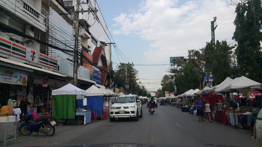 ภาพถนนตรงที่ เสริมสวยสร้อยทิพย์ ตั้งอยู่ ถ่ายโดย jrcarlsen พ.ศ. 2560 (2017) · A street-level view of where เสริมสวยสร้อยทิพย์ · Soemsuai Soi Thip stands, by jrcarlsen in 2560 (2017)