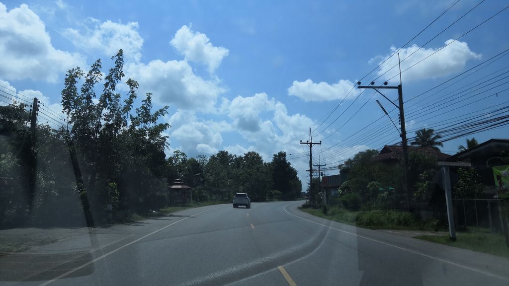 ภาพถนนตรงที่ บ้านย่า Coffee Home ตั้งอยู่ ถ่ายโดย charlesano พ.ศ. 2561 (2018) · A street-level view of where บ้านย่า Coffee Home stands, by charlesano in 2561 (2018)