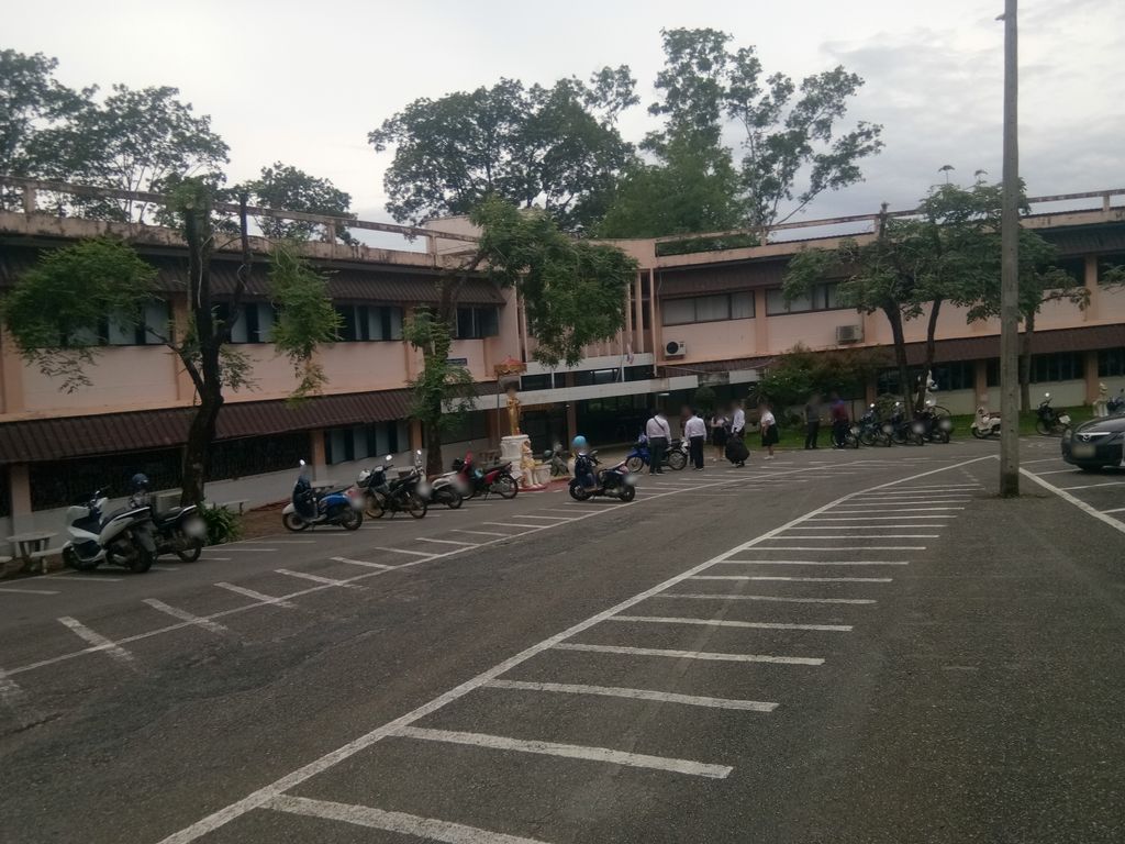 ภาพถนนตรงที่ คณะนิติศาสตร์ มหาวิทยาลัยราชภัฏเชียงราย ตั้งอยู่ ถ่ายโดย mils พ.ศ. 2561 (2018) · A street-level view of where คณะนิติศาสตร์ มหาวิทยาลัยราชภัฏเชียงราย · Khana Nitisat Mahawitthayalai Ratchaphat Chiang Rai stands, by mils in 2561 (2018)