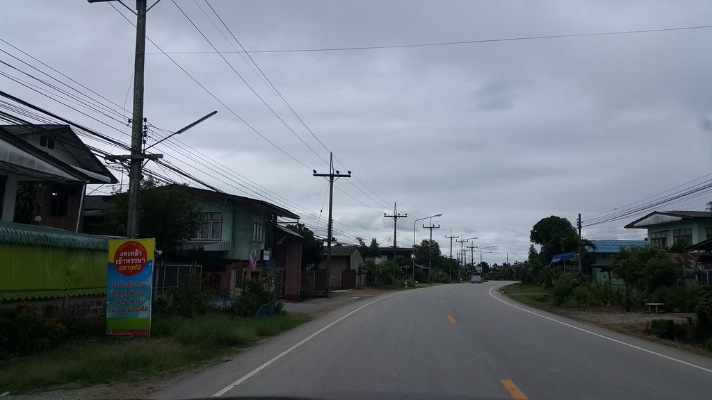 ภาพถนนตรงที่ ร้านลาบแม่หลวง ตั้งอยู่ ถ่ายโดย jrcarlsen พ.ศ. 2559 (2016) · A street-level view of where ร้านลาบแม่หลวง · Ran Lap Mae Luang stands, by jrcarlsen in 2559 (2016)