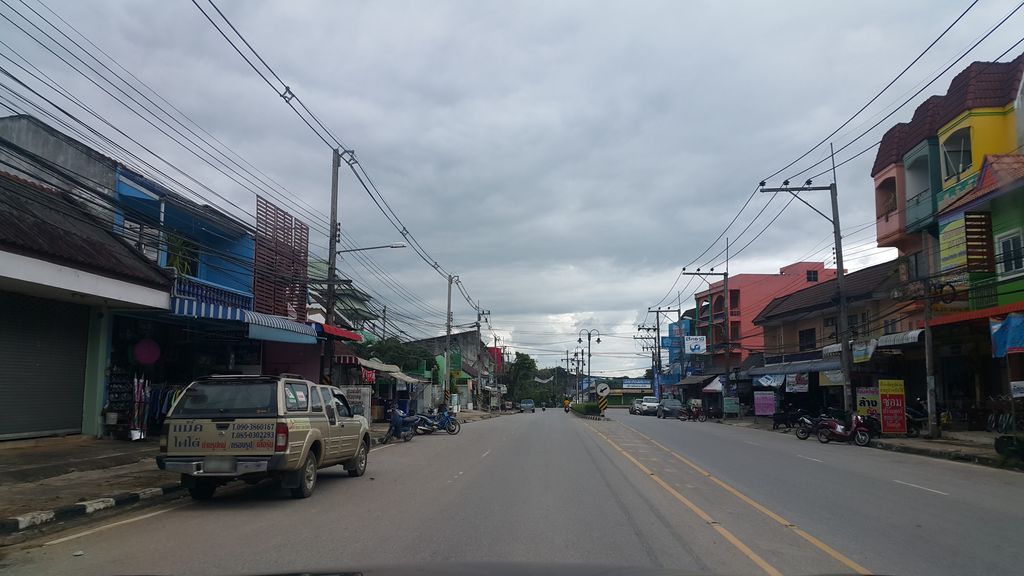 ภาพถนนตรงที่ ห้างทองเจียรไน ตั้งอยู่ ถ่ายโดย jrcarlsen พ.ศ. 2559 (2016) · A street-level view of where ห้างทองเจียรไน · Hangthong Chian Nai stands, by jrcarlsen in 2559 (2016)