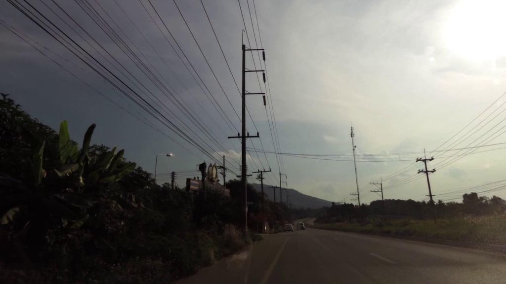 ภาพถนนตรงที่ ประตูสู่ภูชี้ฟ้า ตั้งอยู่ ถ่ายโดย toffy พ.ศ. 2561 (2018) · A street-level view of where ประตูสู่ภูชี้ฟ้า · Pratu Su Phuchifa stands, by toffy in 2561 (2018)
