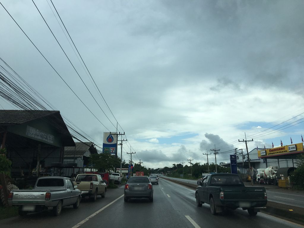 ภาพถนนตรงที่ ฟาร์มผึ้งโชคอนันต์ ตั้งอยู่ ถ่ายโดย wapriz พ.ศ. 2561 (2018) · A street-level view of where ฟาร์มผึ้งโชคอนันต์ · Farm Phueng Chokanan stands, by wapriz in 2561 (2018)