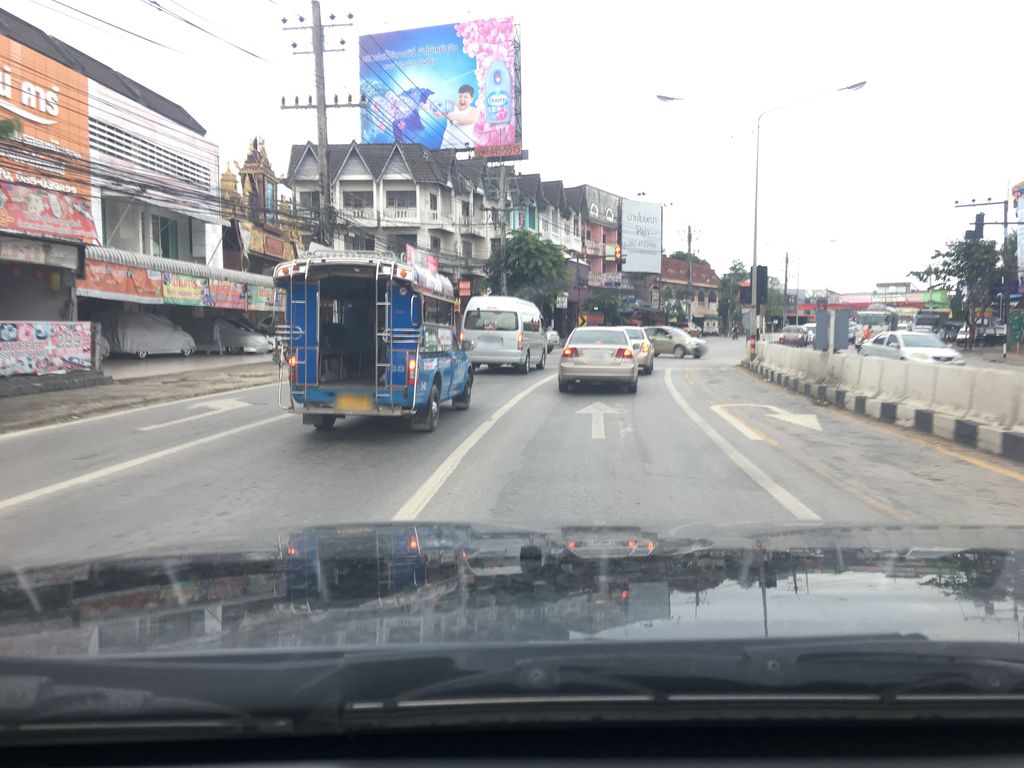ภาพถนนตรงที่ ร้านพรมเชียงราย Chiangrai Carpet ตั้งอยู่ ถ่ายโดย wapriz พ.ศ. 2561 (2018) · A street-level view of where ร้านพรมเชียงราย Chiangrai Carpet stands, by wapriz in 2561 (2018)