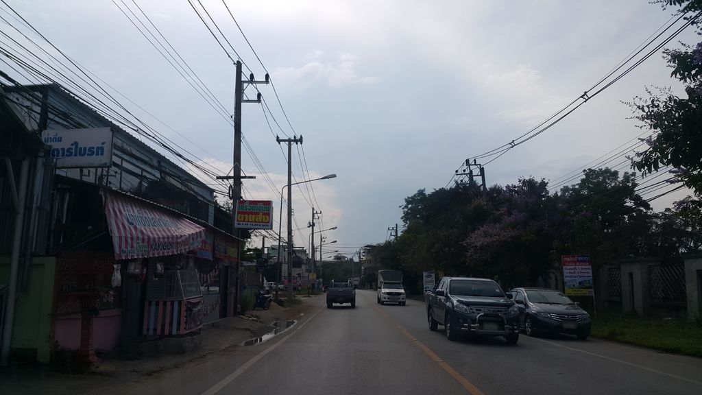 ภาพถนนตรงที่ โคตรปัง สาขาเชียงราย ตั้งอยู่ ถ่ายโดย jrcarlsen พ.ศ. 2560 (2017) · A street-level view of where โคตรปัง สาขาเชียงราย · Khotrapang Sakha Chiang Rai stands, by jrcarlsen in 2560 (2017)