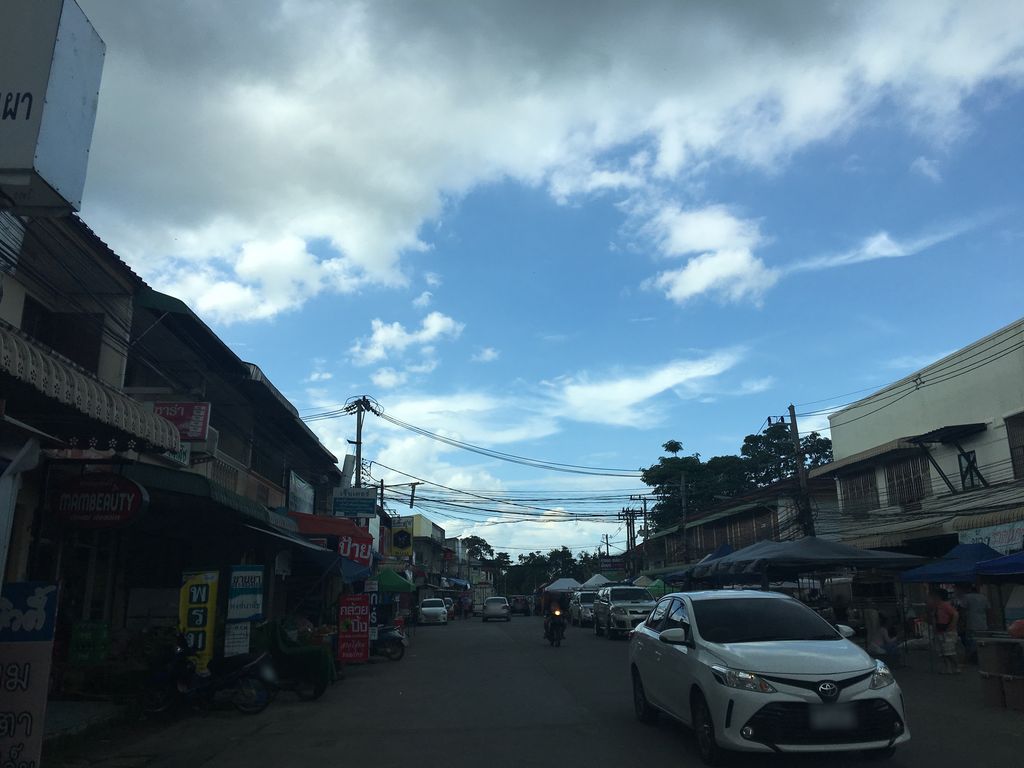 ภาพถนนตรงที่ เติมรมย์ at chiangrai ตั้งอยู่ ถ่ายโดย wapriz พ.ศ. 2561 (2018) · A street-level view of where เติมรมย์ at chiangrai stands, by wapriz in 2561 (2018)