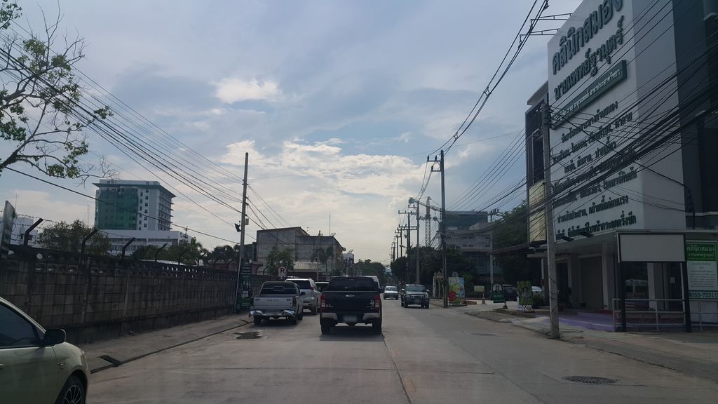 ภาพถนนตรงที่ Kerry Express เมืองเชียงราย 1 ตั้งอยู่ ถ่ายโดย jrcarlsen พ.ศ. 2560 (2017) · A street-level view of where Kerry Express เมืองเชียงราย 1 stands, by jrcarlsen in 2560 (2017)